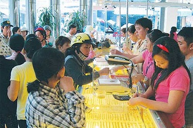 Đổ xô bán tháo vàng vì tin đồn thất thiệt