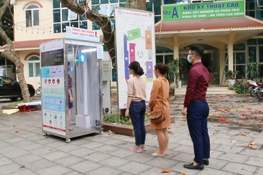 Buồng khử khuẩn toàn thân hiệu quả 99,99% do người Việt chế tạo