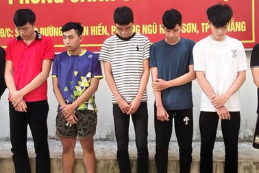 Hai nhóm thanh niên mang theo hung khí “dương oai” trên đường phố