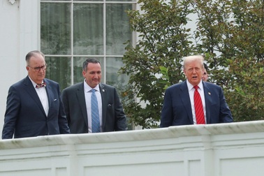 Tổng thống Trump "đi dạo" trên nóc Nhà Trắng