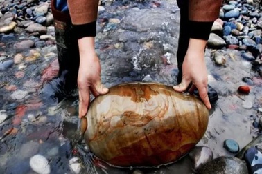 Ngôi làng ẩn chứa "báu vật", dân đổi đời nhờ nhặt đá dưới sông mang bán