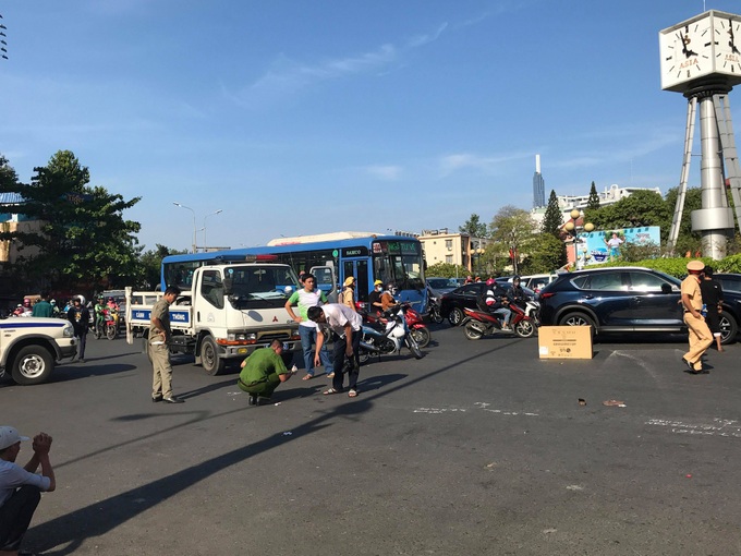 Một phụ nữ bán vé số bị xe khách cán tử vong thương tâm khi qua đường ở Sài Gòn - Ảnh 3. Một phụ nữ bán vé số bị xe khách cán tử vong thương tâm khi qua đường ở Sài Gòn - Ảnh 3.