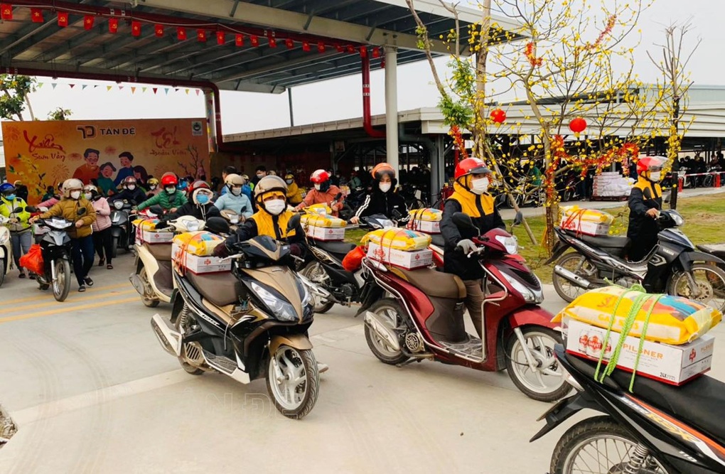 Thưởng Tết độc lạ: Cột sẵn quà trên xe hàng nghìn công nhân - 5 Thưởng Tết độc lạ: Cột sẵn quà trên xe hàng nghìn công nhân - 5