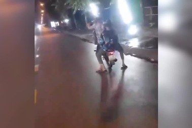Nam thanh niên bốc đầu xe máy trên đường ở TPHCM