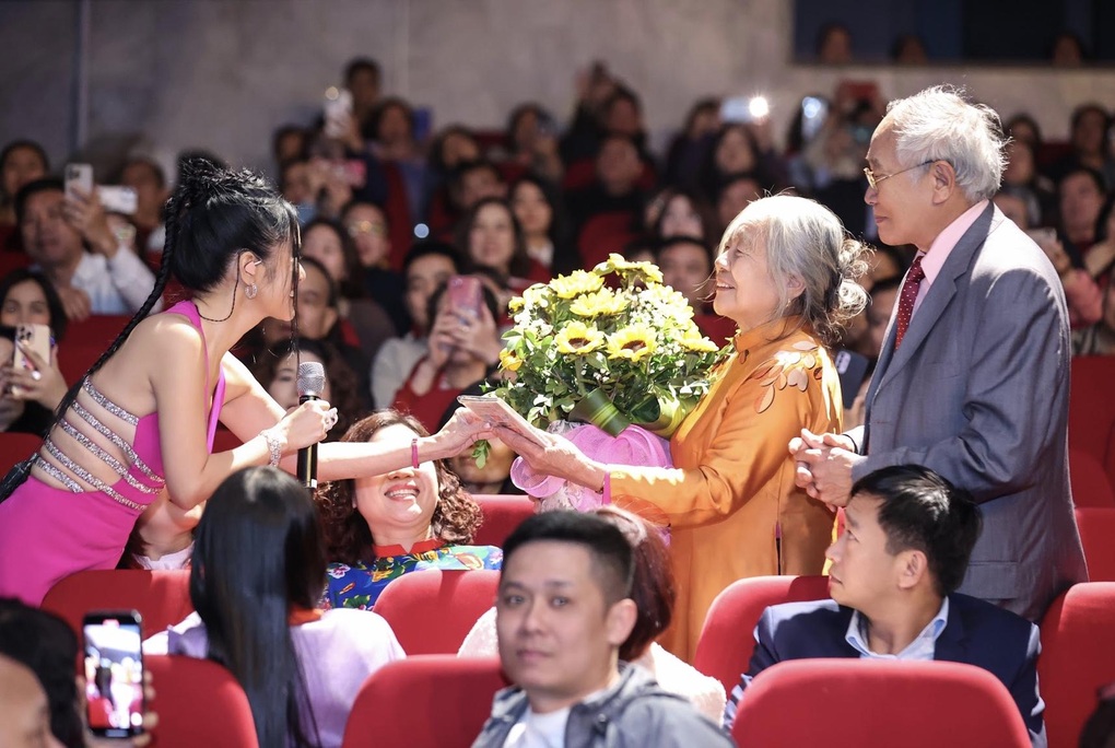 Hồng Nhung xin làm ca sĩ hát đám cưới, khán giả vừa bật cười vừa xúc động - 2 Hồng Nhung xin làm ca sĩ hát đám cưới, khán giả vừa bật cười vừa xúc động - 2