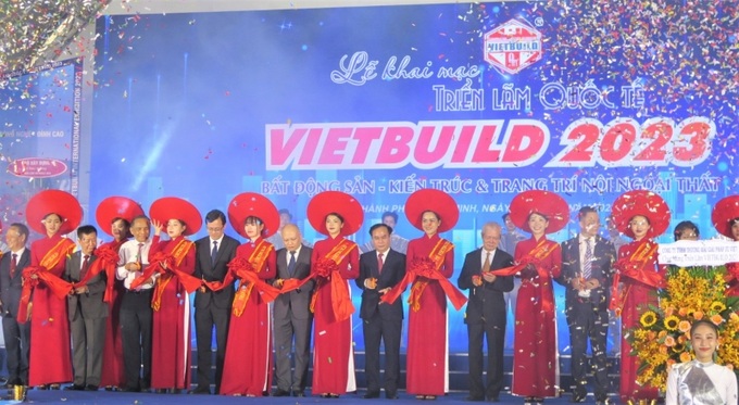 Ban tổ chức cắt băng khai mạc triển lãm.
