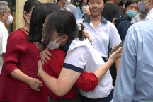 TPHCM: Cha mẹ trông đứng trông ngồi, hồi hộp hơn con đi thi vào lớp 10