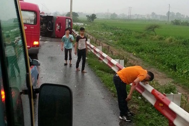 Vụ lật xe trên cao tốc làm 2 người chết: Xe chạy tốc độ bao nhiêu?