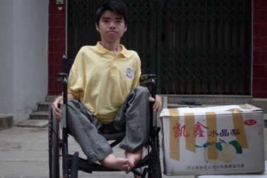 “Vọng ước” của chàng trai gõ máy tính bằng đũa