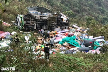 Xe tải mất phanh lao xuống vực sâu ở Hà Giang, 4 người bị thương