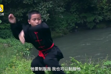 Hàng chục hộ gia đình sống ẩn dật trên núi, già trẻ đều luyện võ kungfu