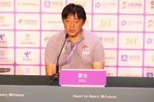 HLV Mông Cổ bất ngờ về cầu thủ Olympic Việt Nam