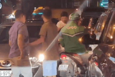 Người đàn ông cầm gậy 3 khúc đập vào đầu tài xế xe ôm ở TPHCM