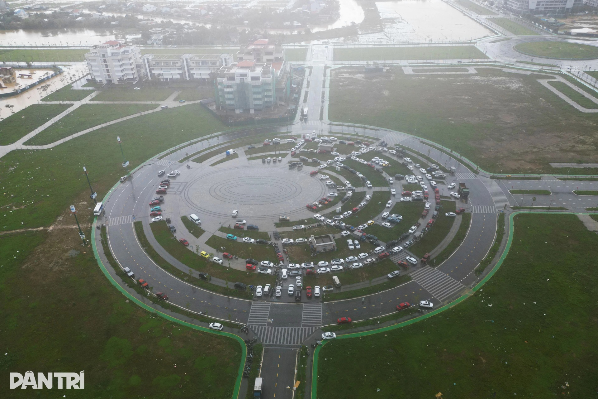 Người Huế hối hả đưa ô tô chạy lụt lần thứ 4, có chủ xe bị lập biên bản - 2 Người Huế hối hả đưa ô tô chạy lụt lần thứ 4, có chủ xe bị lập biên bản - 2