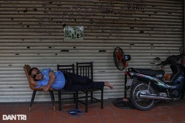 Hàng loạt mặt bằng ở khu nhà giàu TPHCM bỏ trống, chi chít bảng quảng cáo