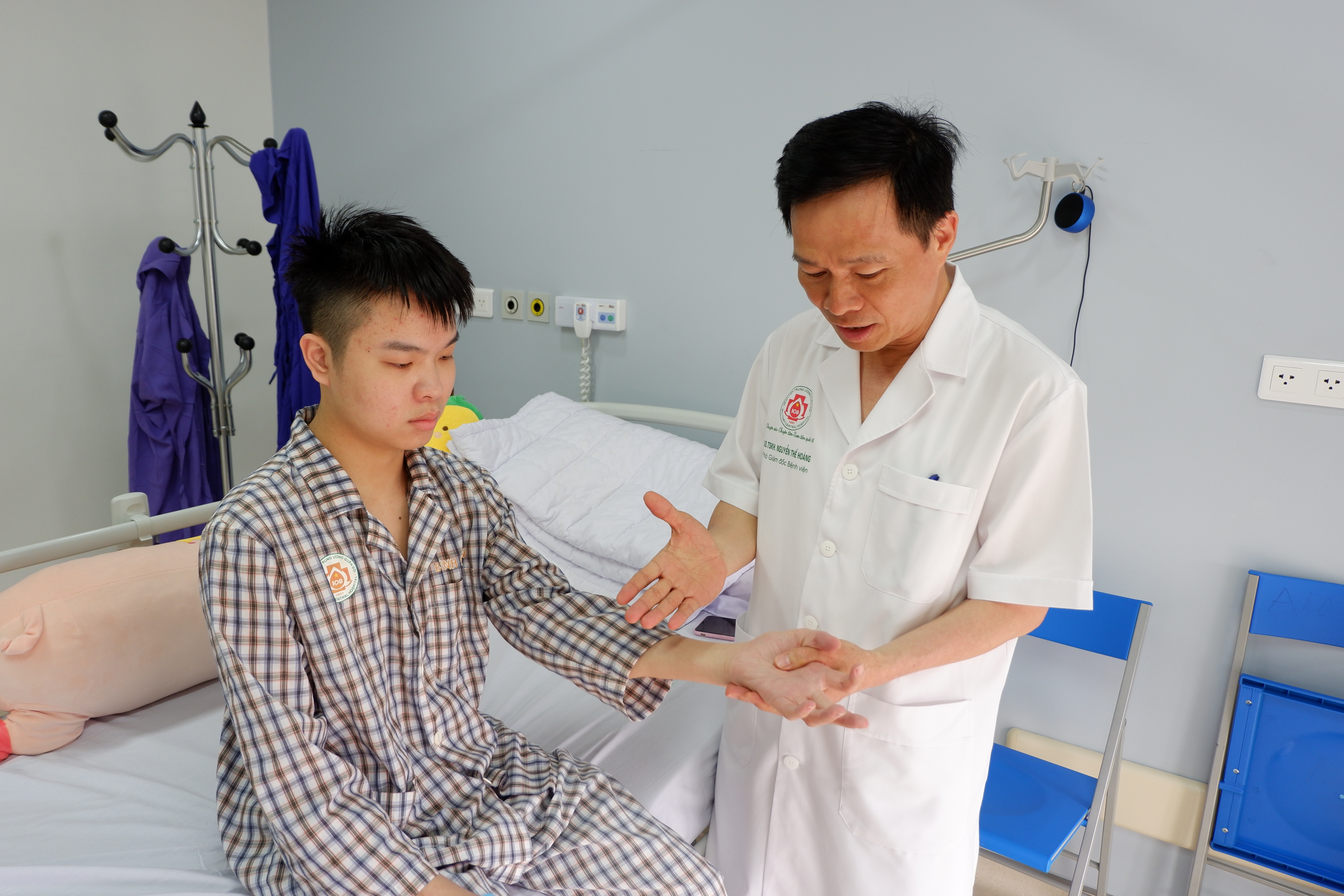 Từ thử thách mượn tay đến ca mổ đầu tiên trên thế giới của bác sĩ Việt - 11 Từ thử thách mượn tay đến ca mổ đầu tiên trên thế giới của bác sĩ Việt - 11