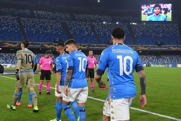 Cả đội Napoli mặc áo số 10 để tưởng nhớ huyền thoại Maradona - 3