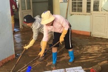 Thầy cô vùng sạt lở Trà Leng dọn núi bùn và chuẩn bị đón… bão số 13