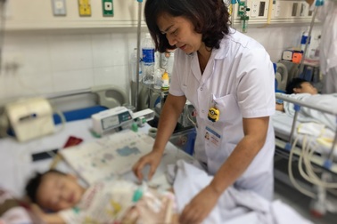 Bé trai 2 tuổi thủng ruột 50 lỗ vì nhiễm ấu trùng giun từ chó mèo