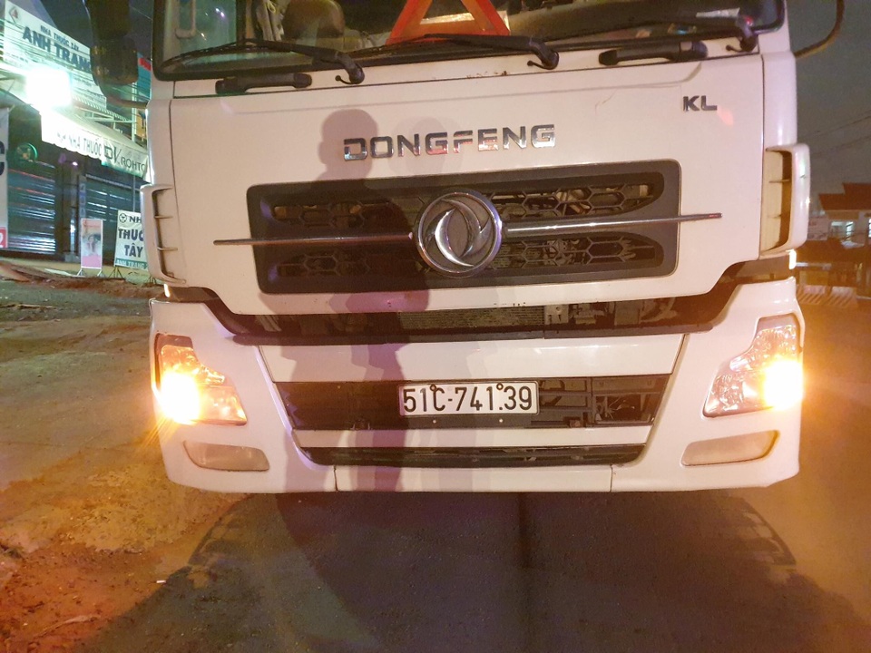 Xe container cán chết người đàn ông rồi bỏ chạy - 2 Xe container cán chết người đàn ông rồi bỏ chạy - 2