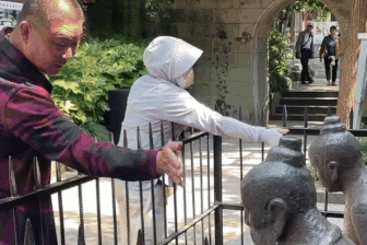 Vì sao bức tượng ở tư thế quỳ gối cúi đầu bị du khách đánh tát liên tục?