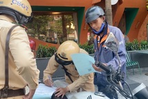 Rẽ phải khi đèn đỏ ở TPHCM, tài xế bị phạt gần hết tháng lương