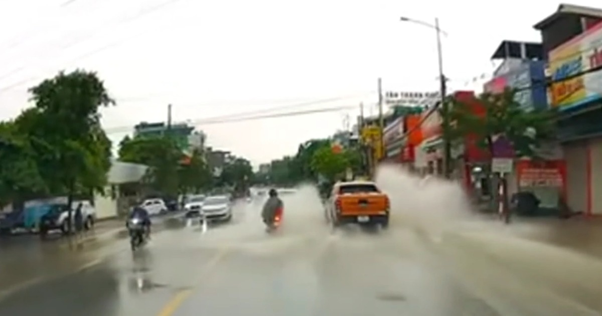 Nổi bật tuần qua: Tài xế bán tải thiếu ý thức khi qua đường ngập nước