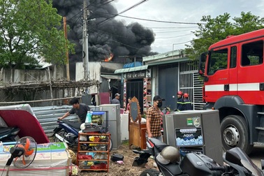 Cháy lớn tại xưởng phế liệu sát dãy nhà trọ ở Bình Dương