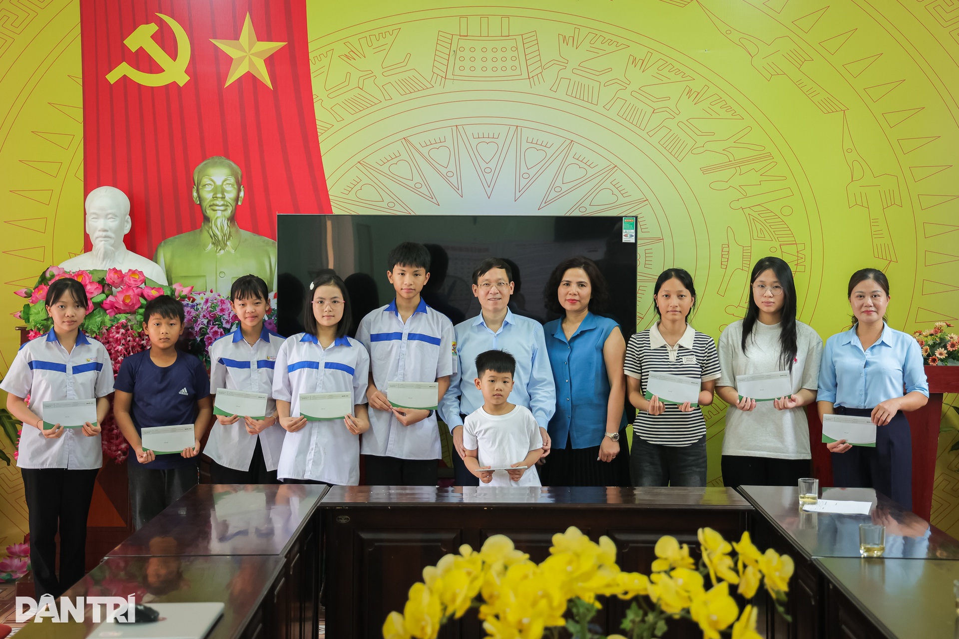 Báo Dân trí trao học bổng tới học sinh có hoàn cảnh khó khăn tại Hà Giang - 6 Báo Dân trí trao học bổng tới học sinh có hoàn cảnh khó khăn tại Hà Giang - 6