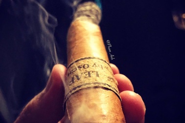 Những chuyện khó tin về thú chơi mới nổi: Hút cigar