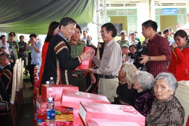 Bộ công an thăm và khám bệnh miễn phí cho bà con trên địa bàn Gia Lai