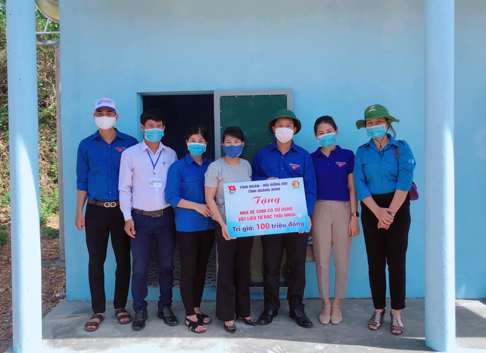 Dùng chai nhựa thay gạch, xây nhà vệ sinh tặng trường học vùng khó khăn - 1 Dùng chai nhựa thay gạch, xây nhà vệ sinh tặng trường học vùng khó khăn - 1