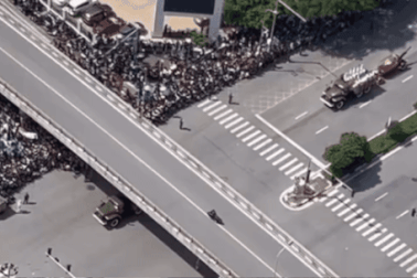 Tài xế xe máy phi lên cầu vượt lúc đoàn xe linh cữu Tổng Bí thư đi qua