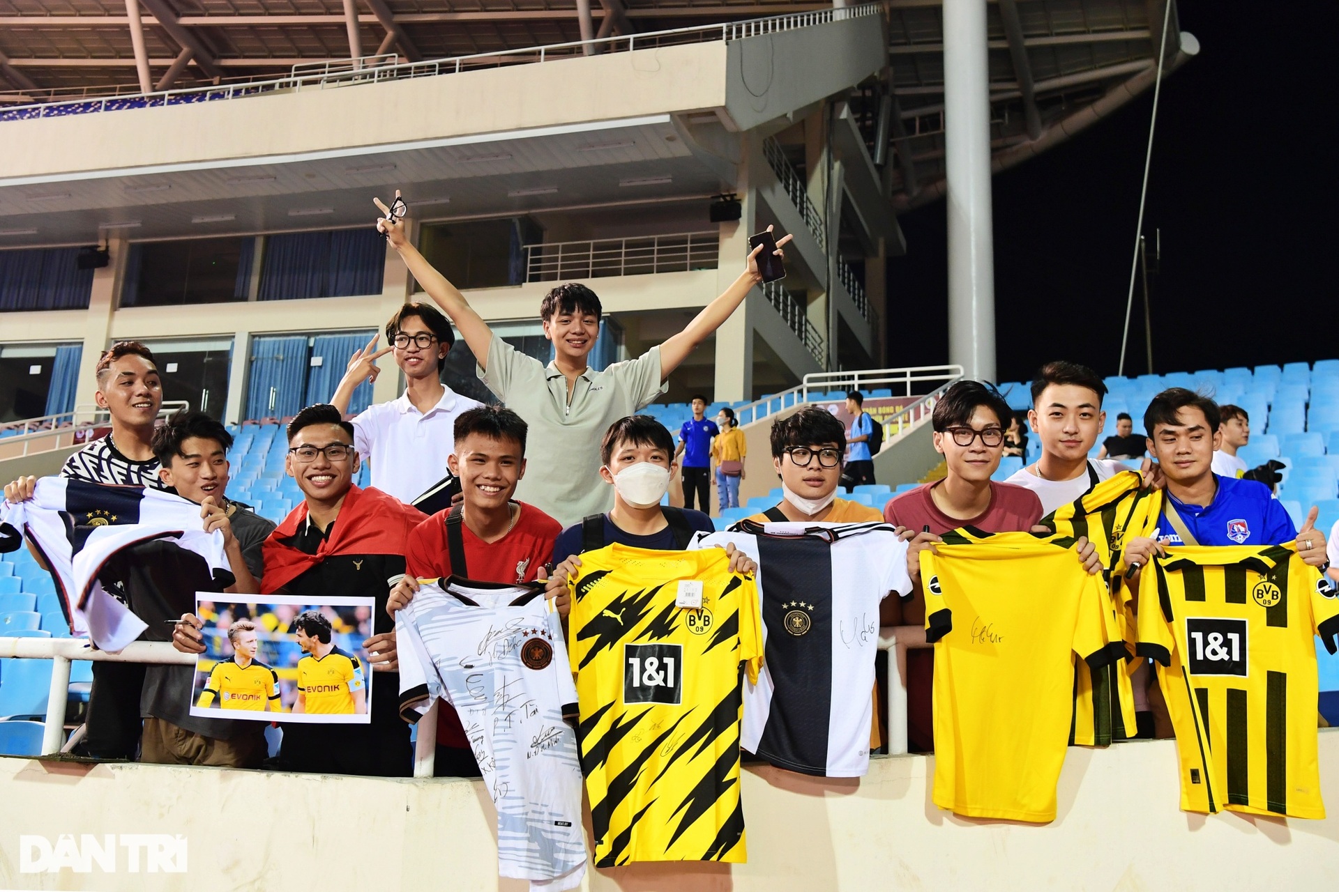 Những pha trình diễn kỹ thuật của cầu thủ Dortmund tại Mỹ Đình - 4 Những pha trình diễn kỹ thuật của cầu thủ Dortmund tại Mỹ Đình - 4
