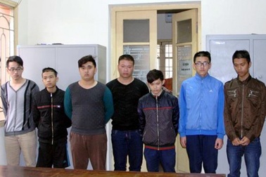 Hà Nội: Bắt nhóm học sinh lớp 12 dùng dao chống công an
