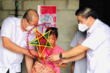 Trao quà Tết Trung thu đến bệnh nhi, trẻ em đặc biệt khó khăn