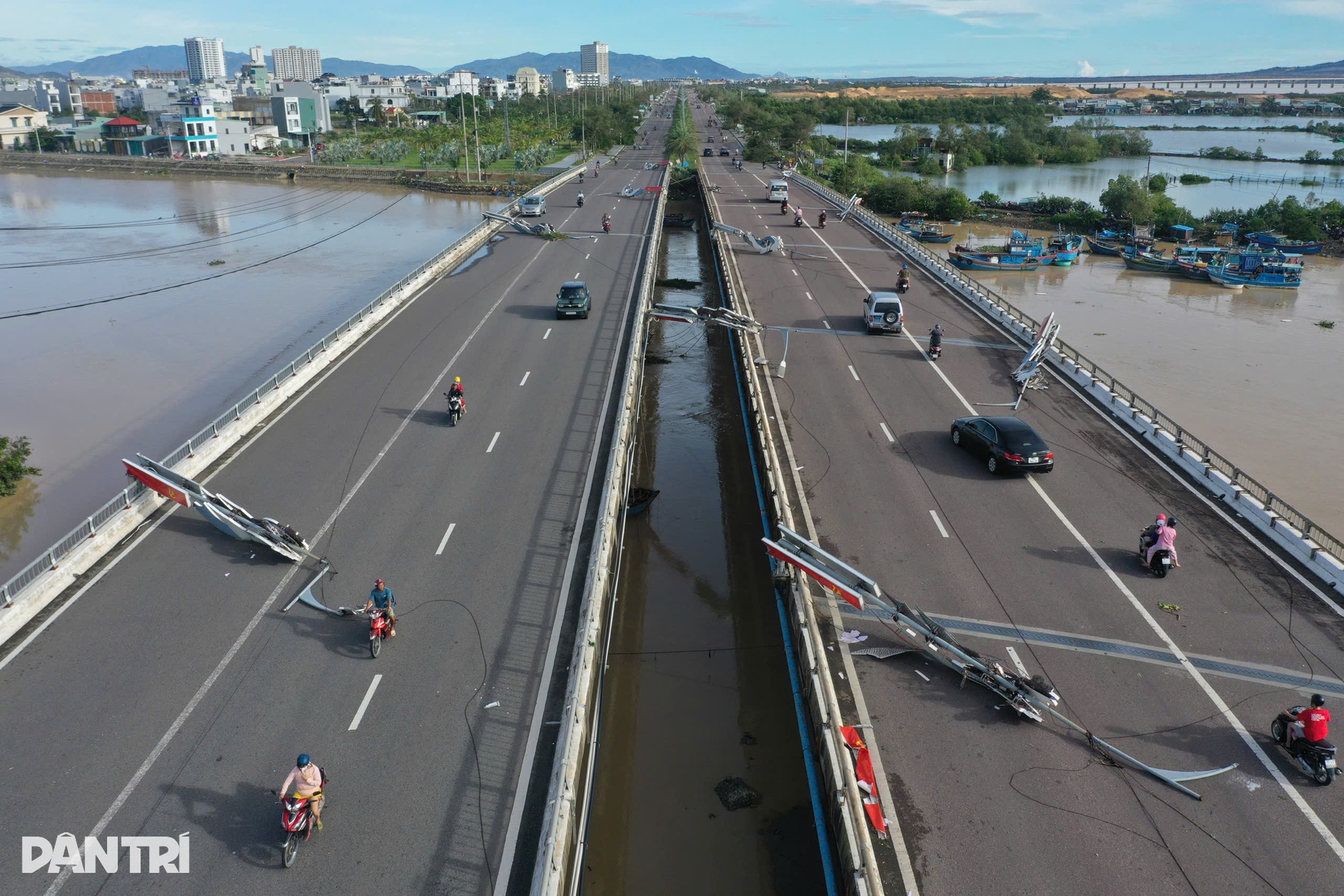 Quy Nhơn tan hoang sau bão Kalmaegi - 2 Quy Nhơn tan hoang sau bão Kalmaegi - 2