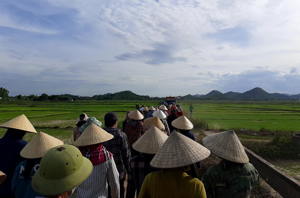 Thi thể 2 mẹ con ôm chặt nhau dưới ao - 1 Thi thể 2 mẹ con ôm chặt nhau dưới ao - 1