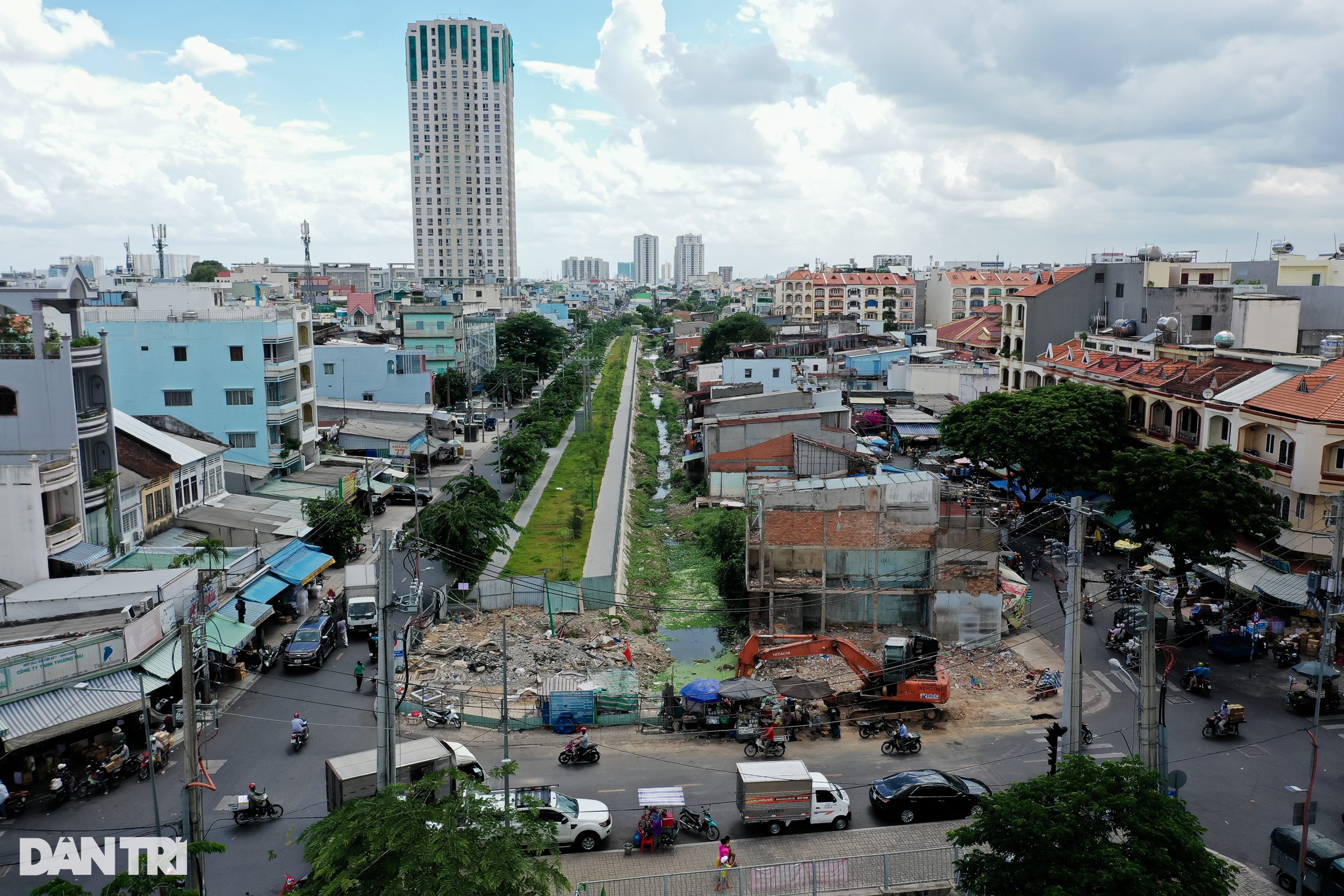 Cảnh sống bám trụ bên dòng kênh Hàng Bàng ô nhiễm ở TPHCM - 1