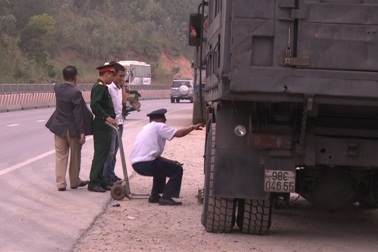 Xe quá tải bỏ chạy đâm hỏng xe cán bộ trạm cân