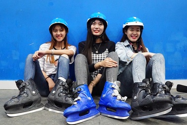 Giới trẻ Sài thành đón Giáng sinh bằng… khúc côn cầu