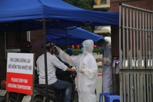 Người dân đã tới 3 “điểm nóng Covid” trong viện Bạch Mai phải đi xét nghiệm