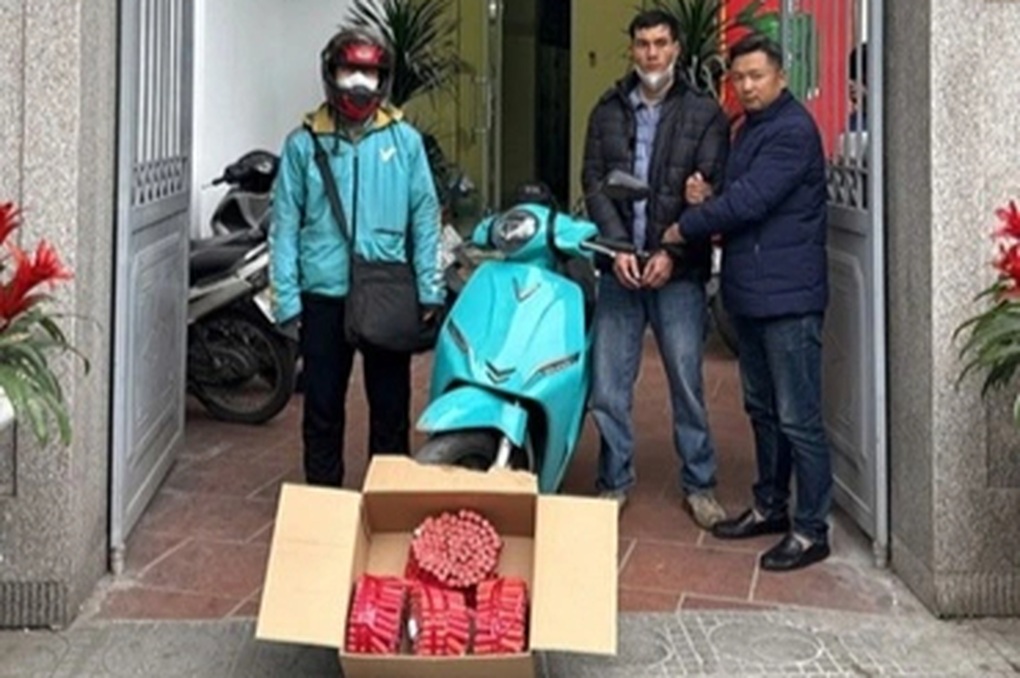 Bắt quả tang tài xế xe ôm chở pháo nổ trái phép - 1