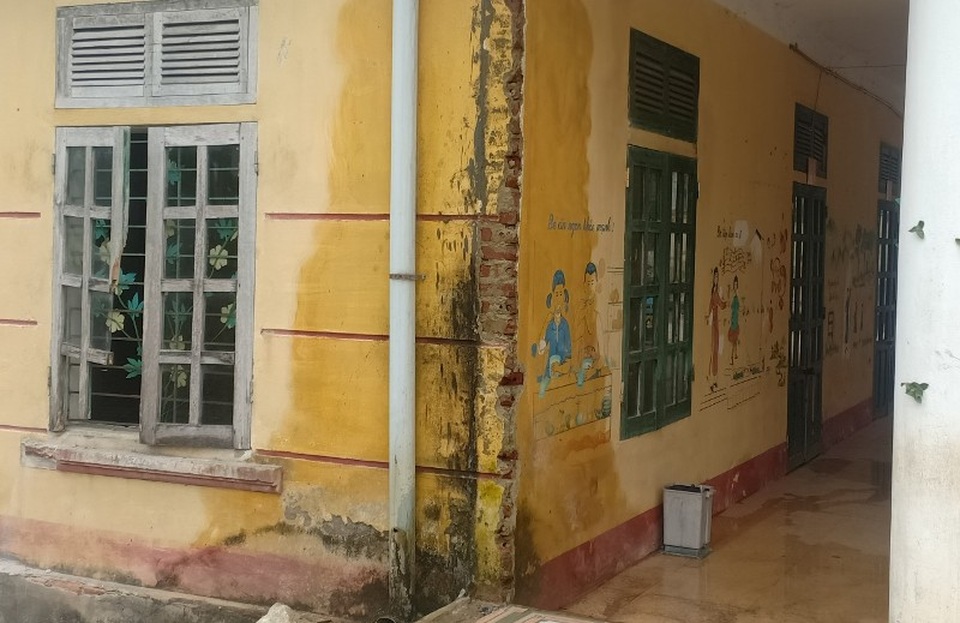 Giáo viên nháo nhào bế 200 học sinh chạy khỏi trường khi phòng học sắp sập - 9 Giáo viên nháo nhào bế 200 học sinh chạy khỏi trường khi phòng học sắp sập - 9