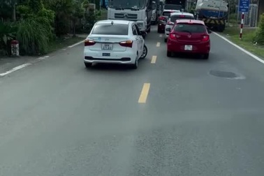 Xe "tập lái" nhận bài học thích đáng vì chạy kiểu khôn lỏi