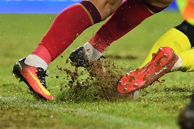 Mặt sân thi đấu của U22 Việt Nam bị cày nát sau cơn mưa lớn