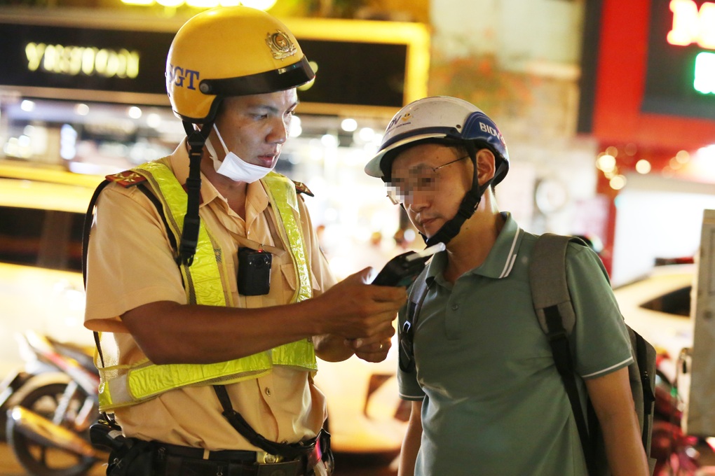 Cảnh sát giao thông TPHCM quyết xử lý không có vùng cấm, không ngoại lệ - 1