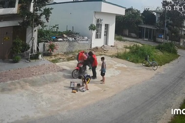 Hai em nhỏ tại Việt Nam giúp đỡ người giao hàng bị đổ xe