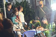 Cô gái phát hiện bạn trai chết trong tư thế treo cổ ở phòng trọ