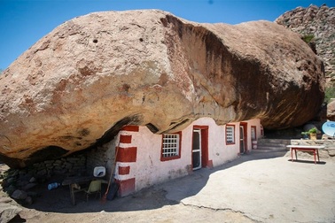 Ngôi nhà kỳ lạ nằm dưới tảng đá nặng 850 tấn giữa sa mạc rộng lớn